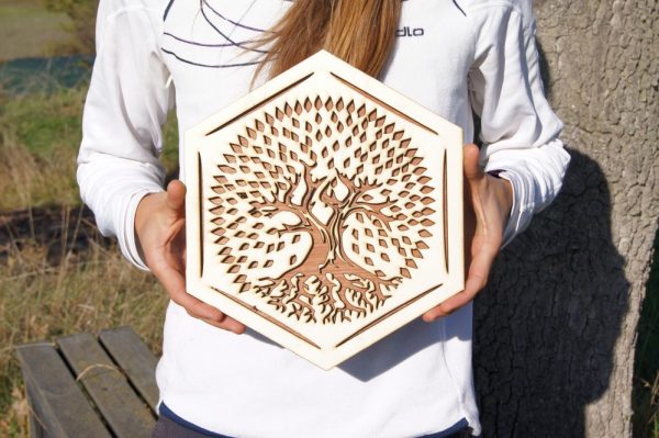 Arbre de vie stylisé en bois dans un hexagone - Gaïamamart